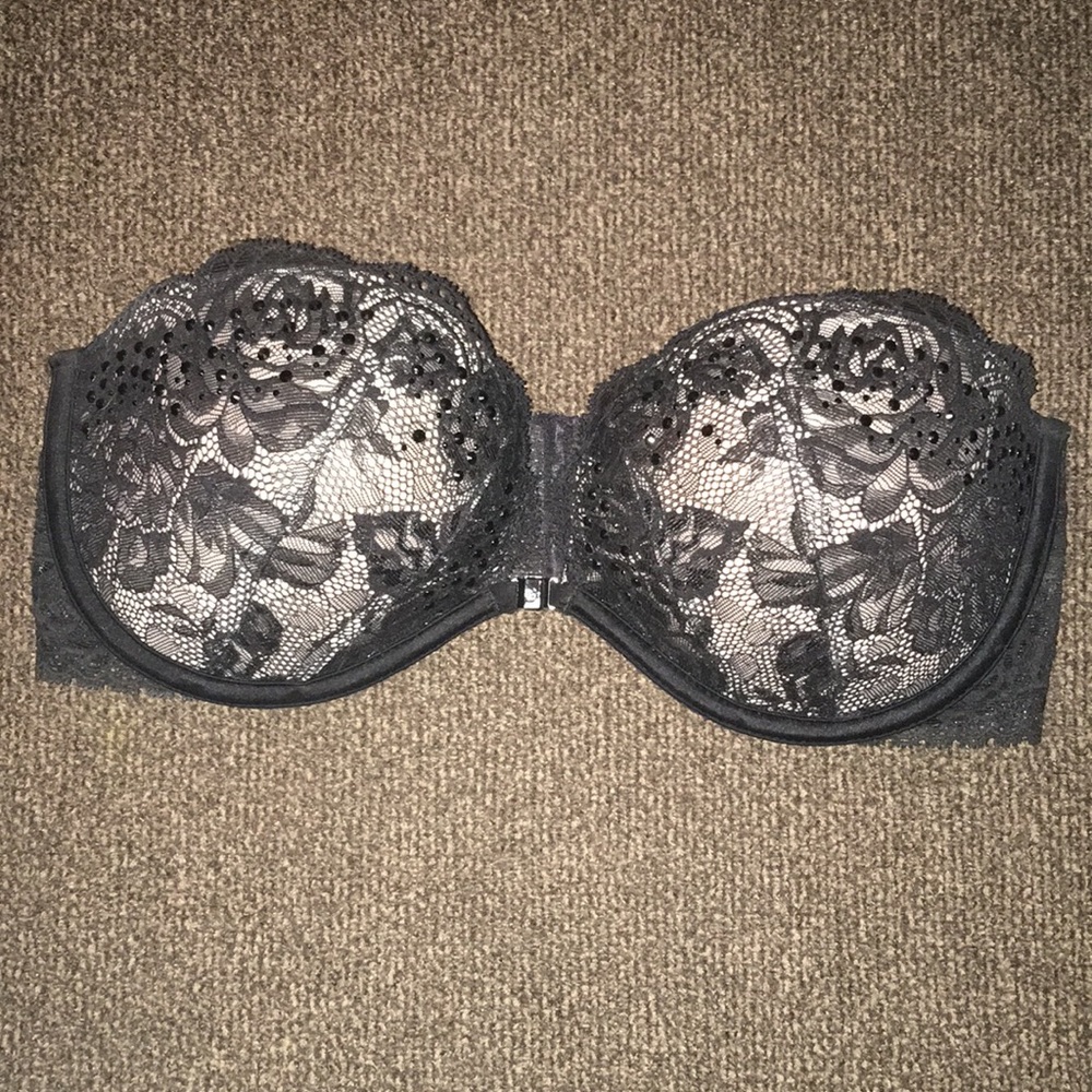 Strapless magnetic push up bra